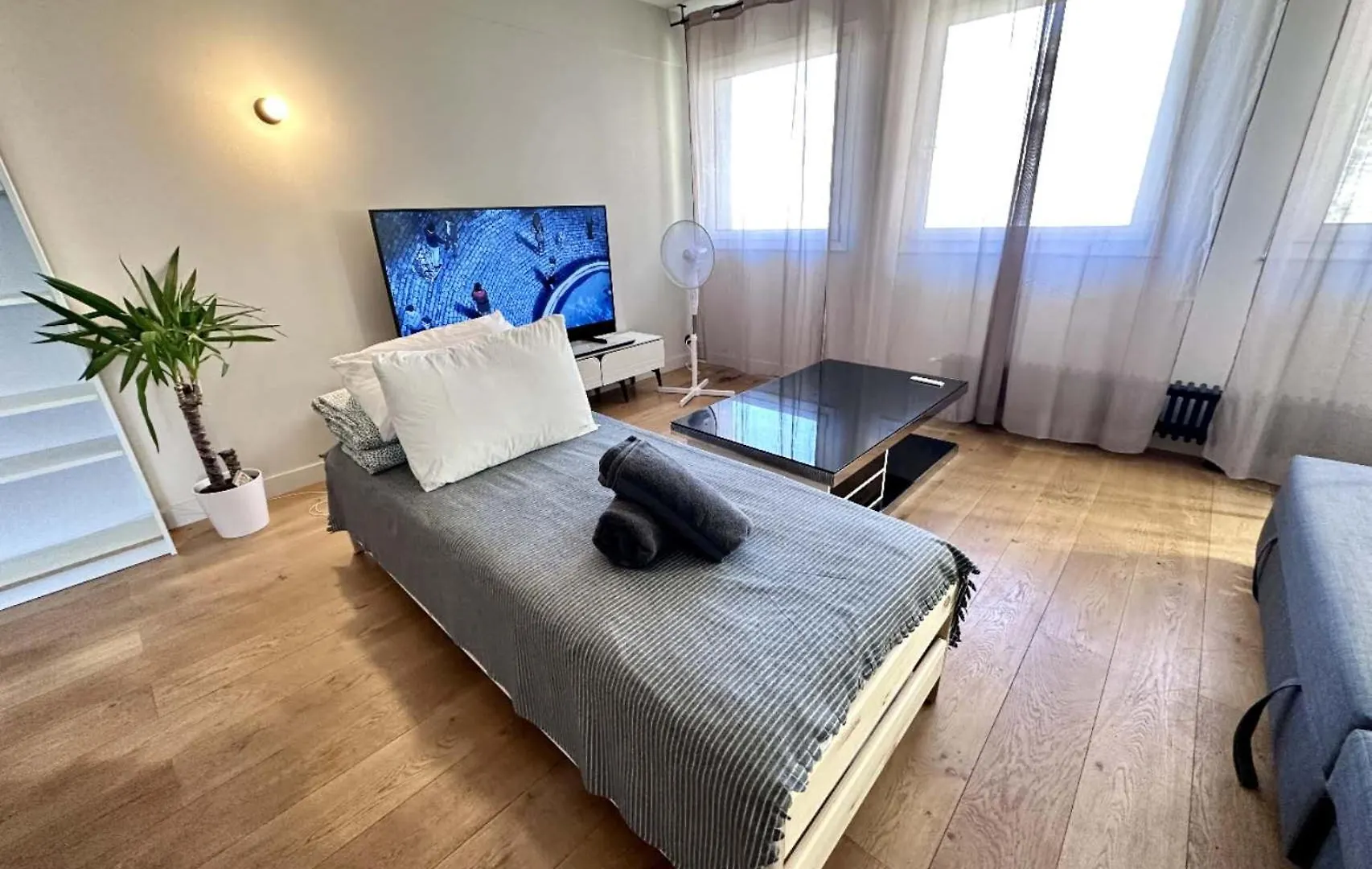 Homestay Say Hello To The Eiffel Tower Apartment Paris