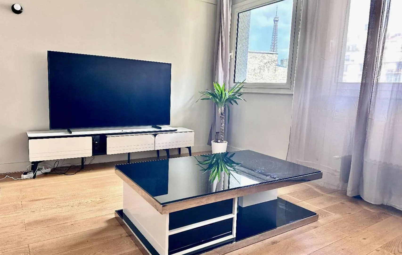 Homestay Say Hello To The Eiffel Tower Apartment Paris France